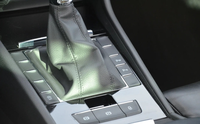 Skoda Superb cena 63900 przebieg: 205000, rok produkcji 2016 z Wałbrzych małe 137